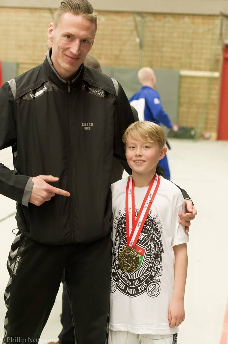 Coach Nick med ung medaljevinder — FightWorld.dk BJJ DM 2015